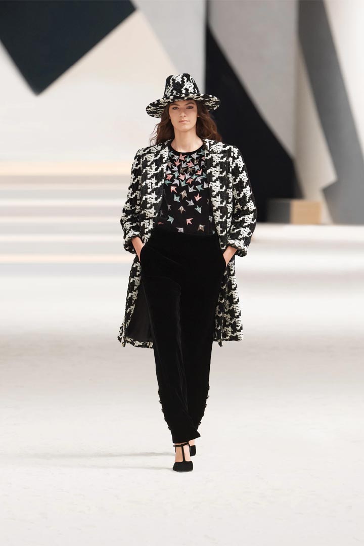 LOOK 09 CHANEL HAUTE COUTURE COLLECTION - AUTUMN-WINTER 2022-2023 HAUTE COUTURE WEEK