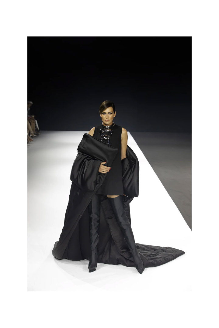 N°1 - ROBE IN PADDED BLACK SATIN. ROMPERS IN BLACK WOOL CREPE FROM STÉPHANE ROLLAND HAUTE COUTURE COLLECTION - AUTUMN-WINTER 2022-2023 HAUTE COUTURE WEEK
