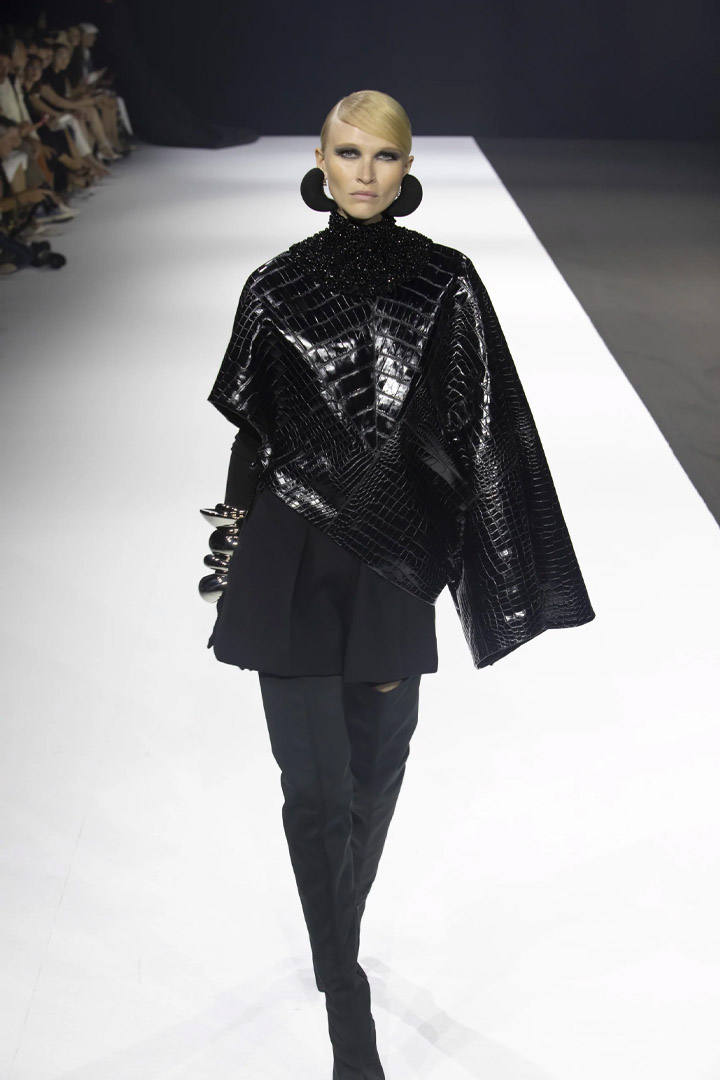 N°2 - ASYMMETRICAL TUNIC IN BLACK PATENT ALLIGATOR. SHORTS IN BLACK SATIN DUCHESS FROM  STÉPHANE ROLLAND HAUTE COUTURE COLLECTION - AUTUMN-WINTER 2022-2023 HAUTE COUTURE WEEK