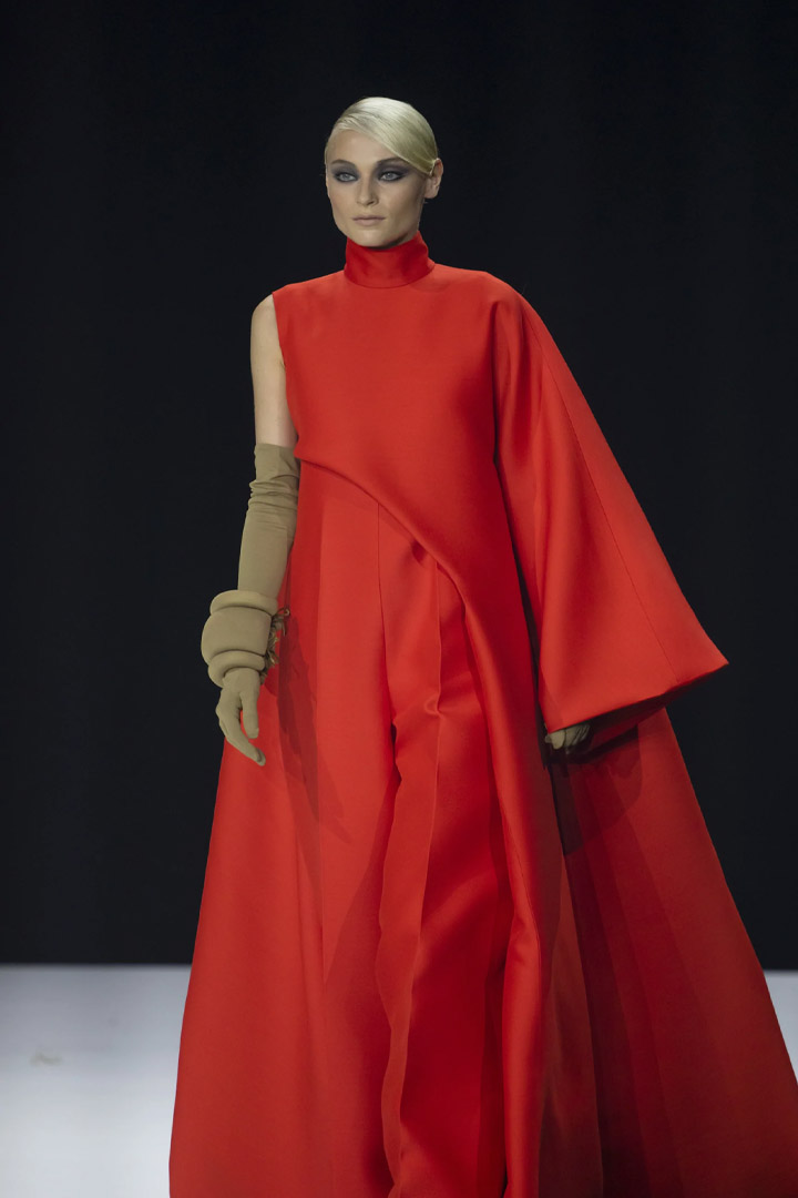 N°4 - JUMPSUIT AND LONG ASYMMETRICAL TUNIC IN RED WOOL GAZAR STÉPHANE ROLLAND HAUTE COUTURE COLLECTION - AUTUMN-WINTER 2022-2023 HAUTE COUTURE WEEK