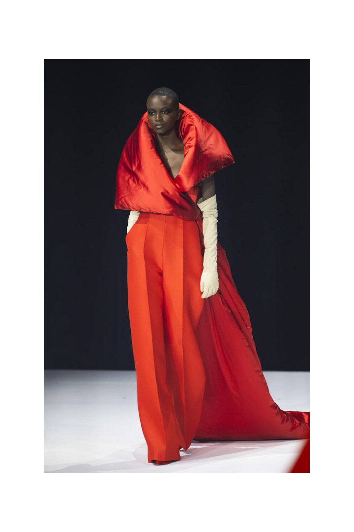 N°5 - JUMPSUIT IN RED WOOL GAZAR, SCARF COLLAR IN PADDED SATIN DUCHESS STÉPHANE ROLLAND HAUTE COUTURE COLLECTION - AUTUMN-WINTER 2022-2023 HAUTE COUTURE WEEK