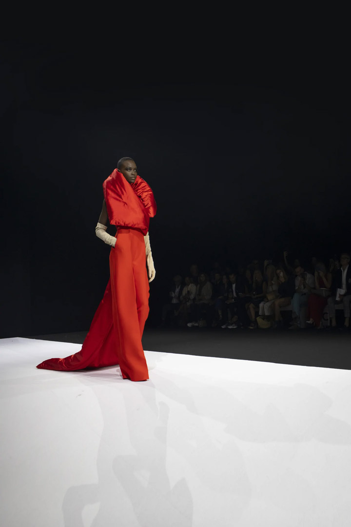 N°5 - JUMPSUIT IN RED WOOL GAZAR, SCARF COLLAR IN PADDED SATIN DUCHESS STÉPHANE ROLLAND HAUTE COUTURE COLLECTION - AUTUMN-WINTER 2022-2023 HAUTE COUTURE WEEK