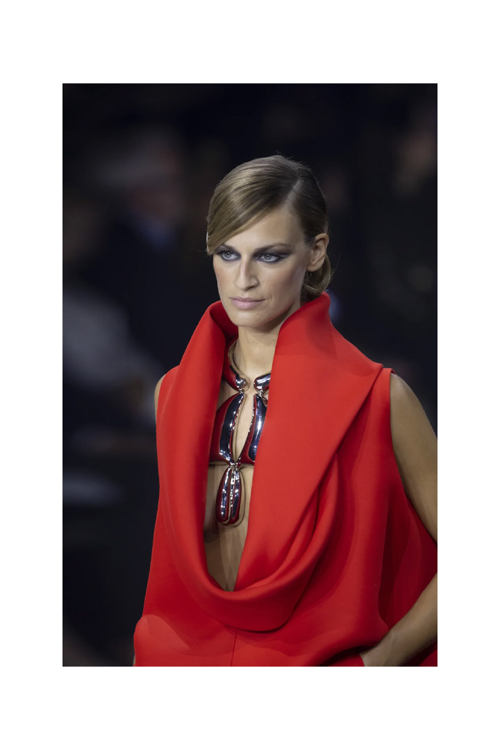 N°7 - GIGANTIC TUNIC WITH A SCARF COLLAR IN RED WOOL GAZAR FROM STÉPHANE ROLLAND HAUTE COUTURE COLLECTION - AUTUMN-WINTER 2022-2023 HAUTE COUTURE WEEK