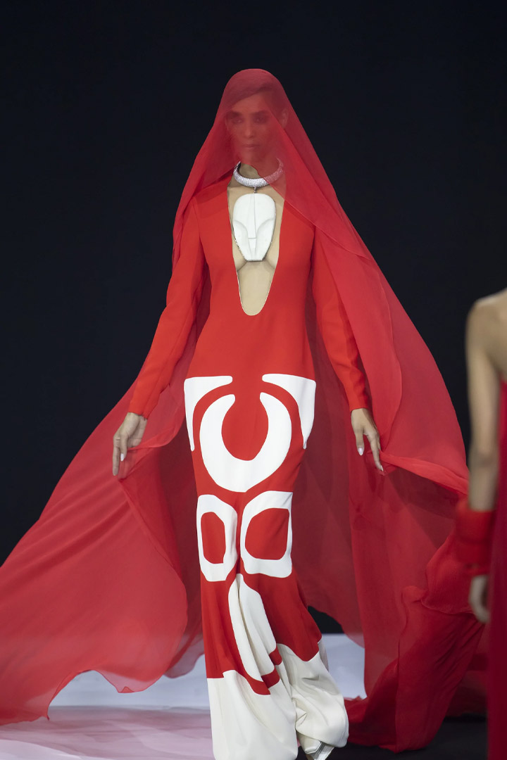 N°10 - LONG SWEATER DRESS WITH “ORICHA” INCRUSTATIONS IN RED AND WHITE GRAINY CREPE FROM STÉPHANE ROLLAND HAUTE COUTURE COLLECTION - AUTUMN-WINTER 2022-2023 HAUTE COUTURE WEEK