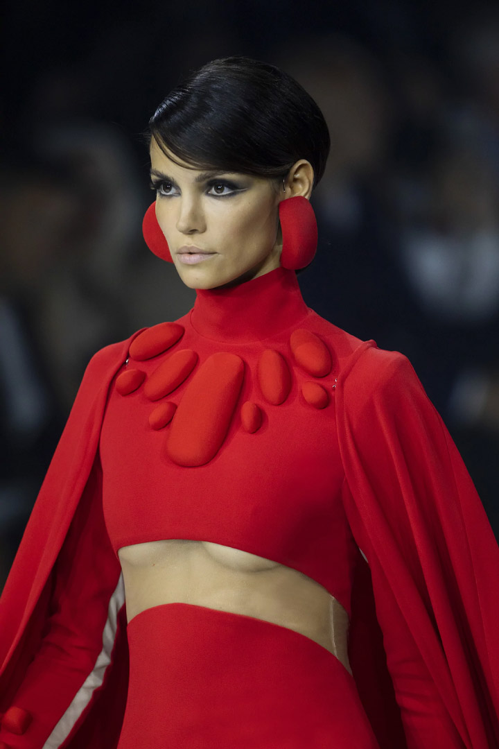 N°11 - LONG CAPE AND SWEATER DRESS WITH SCARIFICATIONS IN RED GRAINY CREPE FROM STÉPHANE ROLLAND HAUTE COUTURE COLLECTION - AUTUMN-WINTER 2022-2023 HAUTE COUTURE WEEK