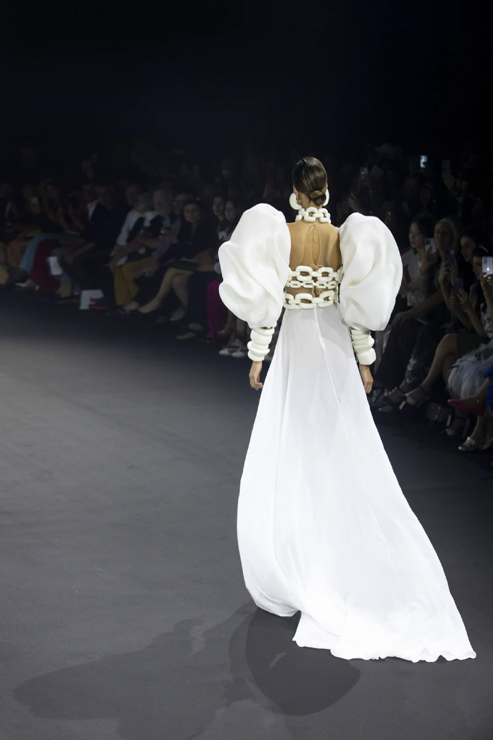 N°12 - LONG DRESS WITH CLOUD SLEEVES IN WHITE GEORGETTE CREPE AND GAZAR, EMBROIDERED WITH GIGANTIC CHAINS IN WHITE JERSEY FROM STÉPHANE ROLLAND HAUTE COUTURE COLLECTION - AUTUMN-WINTER 2022-2023 HAUTE COUTURE WEEK