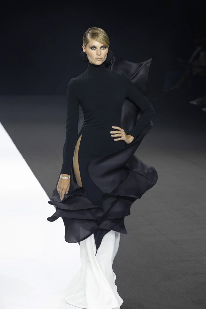 N°13 - LONG DRESS IN BLACK AND WHITE GRAINY CREPE. GIGANTIC SPIRALS IN BLACK GAZAR AND ORGANZA FROM  STÉPHANE ROLLAND HAUTE COUTURE COLLECTION - AUTUMN-WINTER 2022-2023 HAUTE COUTURE WEEK