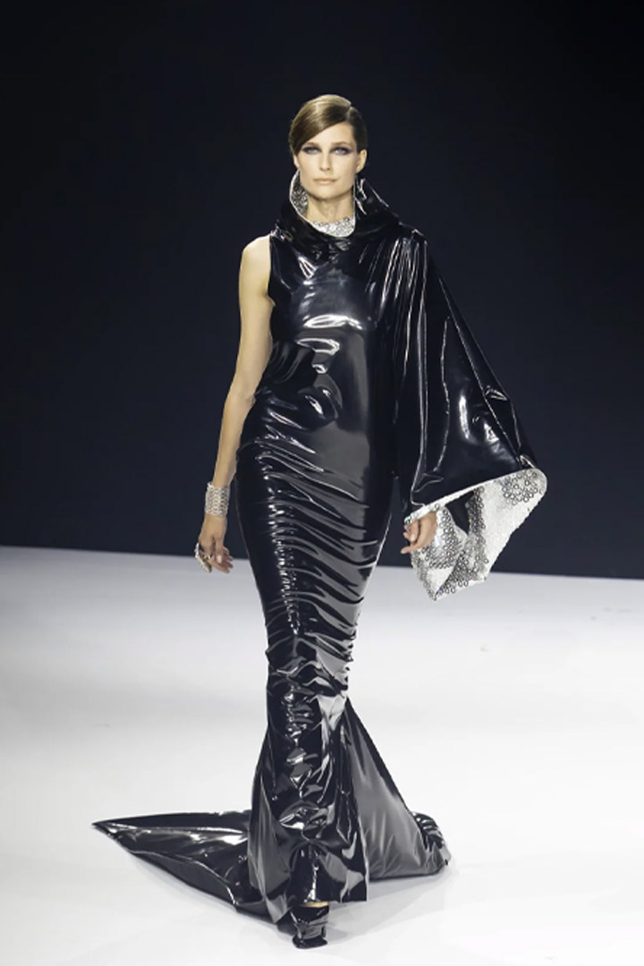 N°14 - LONG ASYMMETRICAL TUNIC DRESS IN BLACK PATENT LEATHER EMBROIDERED WITH CRYSTAL FROM STÉPHANE ROLLAND HAUTE COUTURE COLLECTION - AUTUMN-WINTER 2022-2023 HAUTE COUTURE WEEK