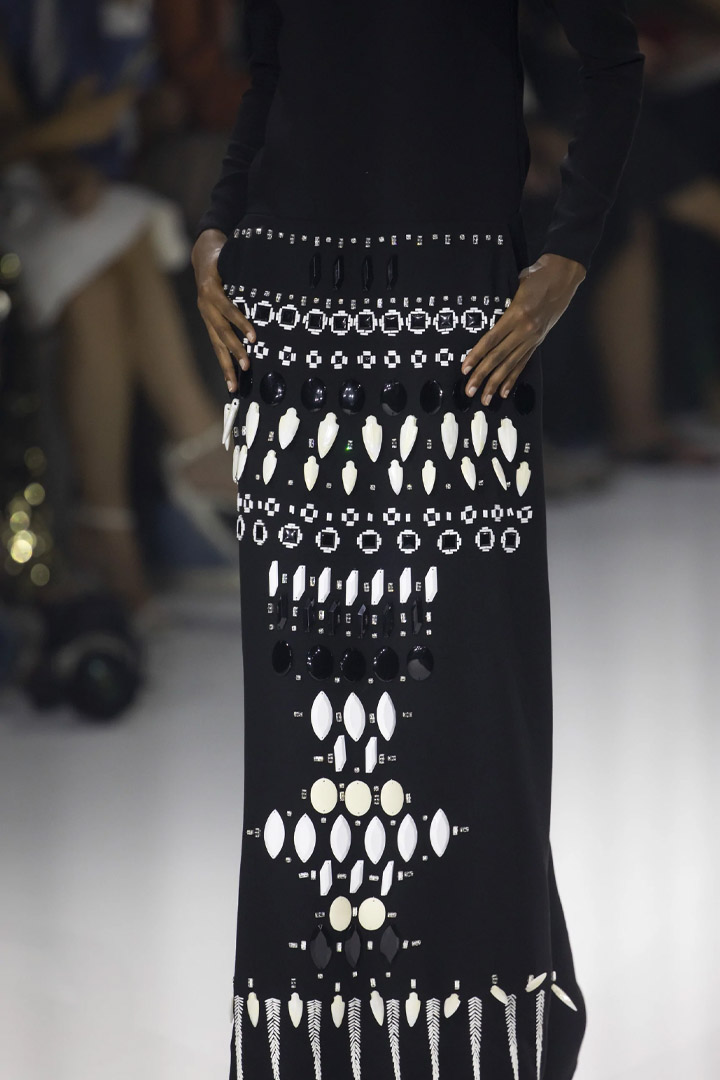 N°16 - LONG SWEATER DRESS WITH AN OPEN BACK IN BLACK WOOL CREPE WITH A “MASAI” EMBROIDERY STÉPHANE ROLLAND HAUTE COUTURE COLLECTION - AUTUMN-WINTER 2022-2023 HAUTE COUTURE WEEK