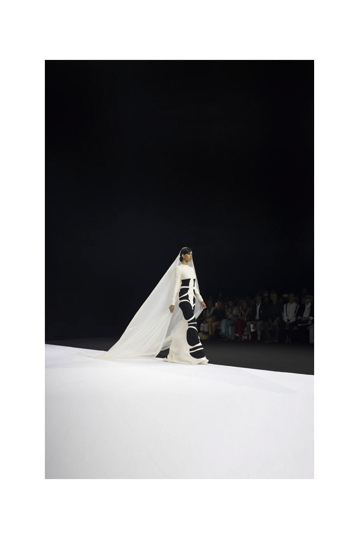 N°17 - LONG SWEATER DRESS WITH A “ORICHA” INCRUSTATION IN WHITE AND BLACK GRAINY CREPE STÉPHANE ROLLAND HAUTE COUTURE COLLECTION - AUTUMN-WINTER 2022-2023 HAUTE COUTURE WEEK