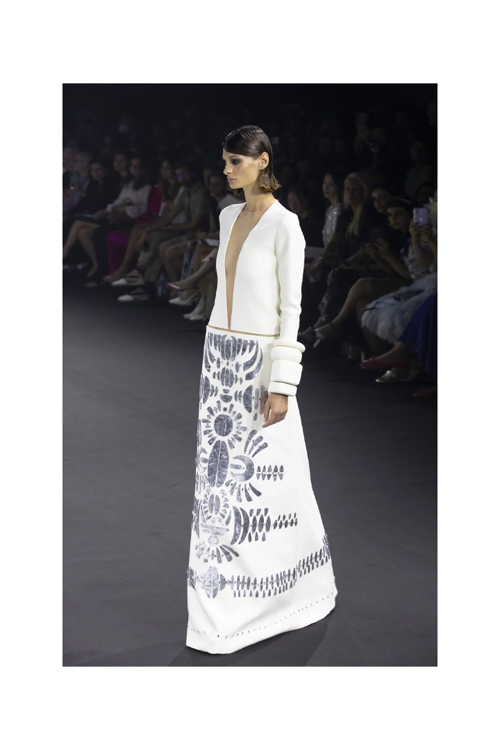 N°18 - LONG TUNIC DRESS IN WHITE WOOL GAZAR WITH A “MASAI” EMBROIDERY IN SILVER SILICON FROM STÉPHANE ROLLAND HAUTE COUTURE COLLECTION - AUTUMN-WINTER 2022-2023 HAUTE COUTURE WEEK