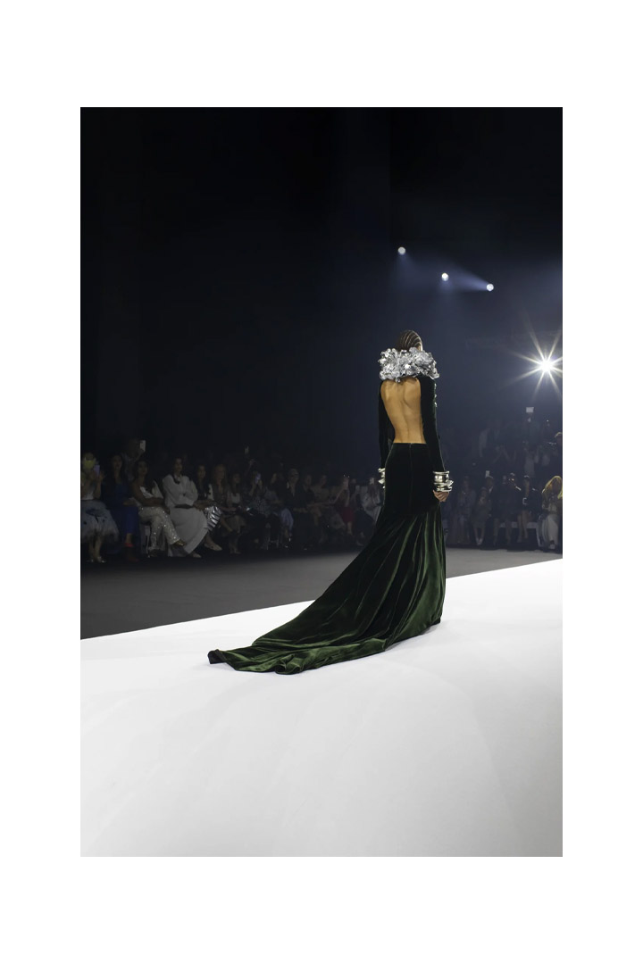 N°19 - LONG OPEN BACK DRESS IN COPPER VELVET. COLLAR IN GIGANTIC POPPIES IN SILVER SILICON FROM STÉPHANE ROLLAND HAUTE COUTURE COLLECTION - AUTUMN-WINTER 2022-2023 HAUTE COUTURE WEEK