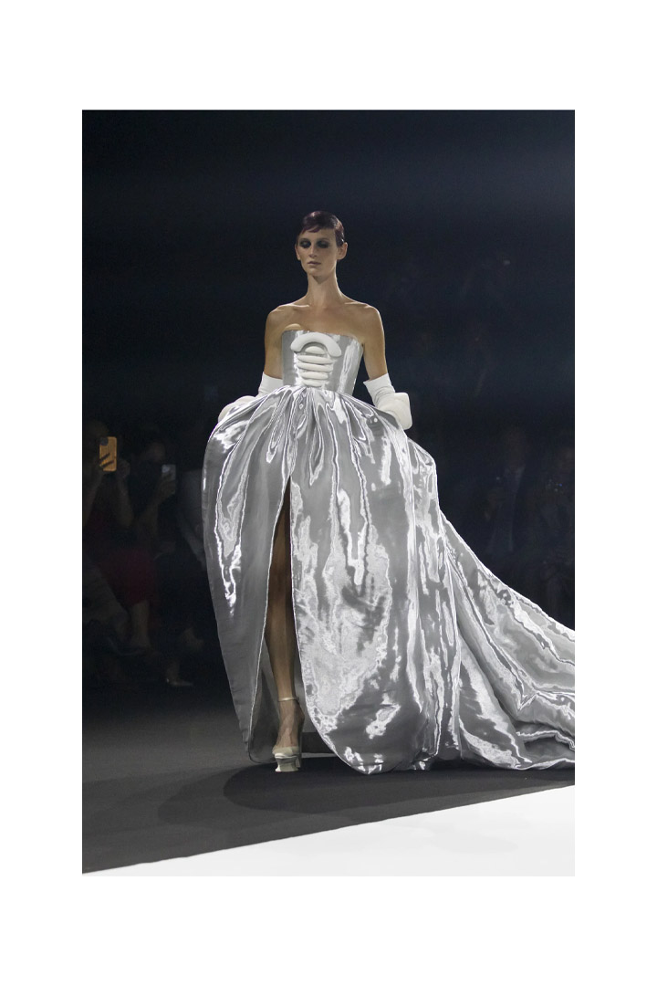 N°20 - LONG STRAPLESS BUSTLE DRESS IN SILVER LAME GAUZE AND WHITE JERSEY SCARIFICATIONS FROM STÉPHANE ROLLAND HAUTE COUTURE COLLECTION - AUTUMN-WINTER 2022-2023 HAUTE COUTURE WEEK
