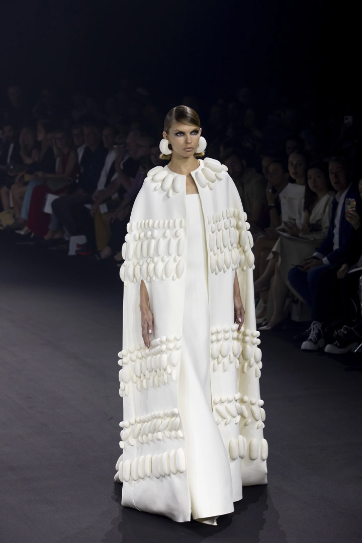 N°21 - LONG TRAPEZE DRESS AND CAPE IN WHITE WOOL GAZAR EMBROIDERED WITH GIGANTIC SCARIFICATIONS IN WHITE JERSEY AND CRYSTAL FROM STÉPHANE ROLLAND HAUTE COUTURE COLLECTION - AUTUMN-WINTER 2022-2023 HAUTE COUTURE WEEK