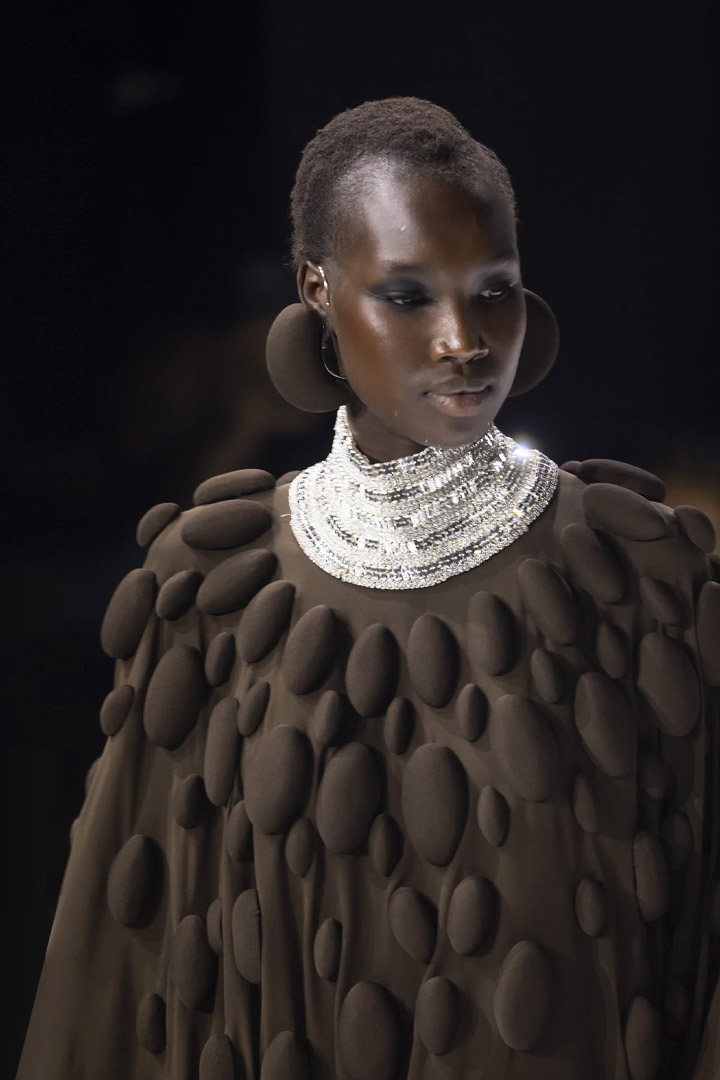 N°22 - LONG PONCHO IN EBONY CHIFFON EMBROIDERED WITH SCARIFICATIONS IN BROWN JERSEY AND CRYSTA STÉPHANE ROLLAND HAUTE COUTURE COLLECTION - AUTUMN-WINTER 2022-2023 HAUTE COUTURE WEEK