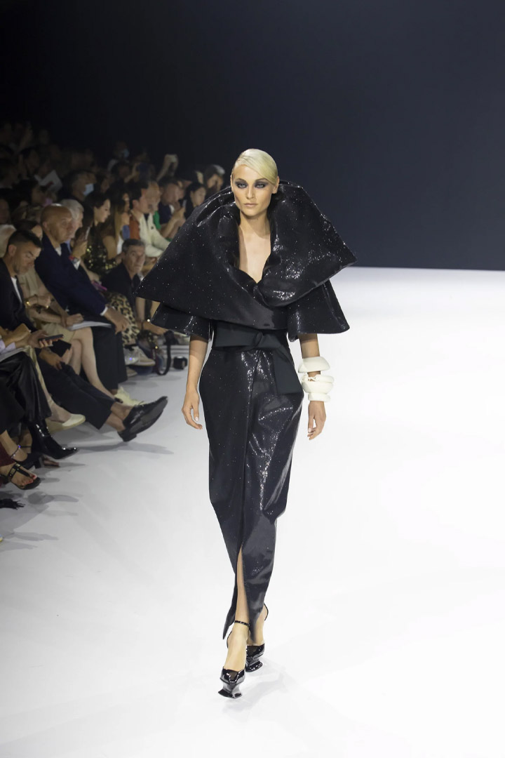 N°25 - LONG COAT-DRESS WITH A PADDED COLLAR AND KIMONO SLEEVES IN BLACK LAME DENIM FROM STÉPHANE ROLLAND HAUTE COUTURE COLLECTION - AUTUMN-WINTER 2022-2023 HAUTE COUTURE WEEK