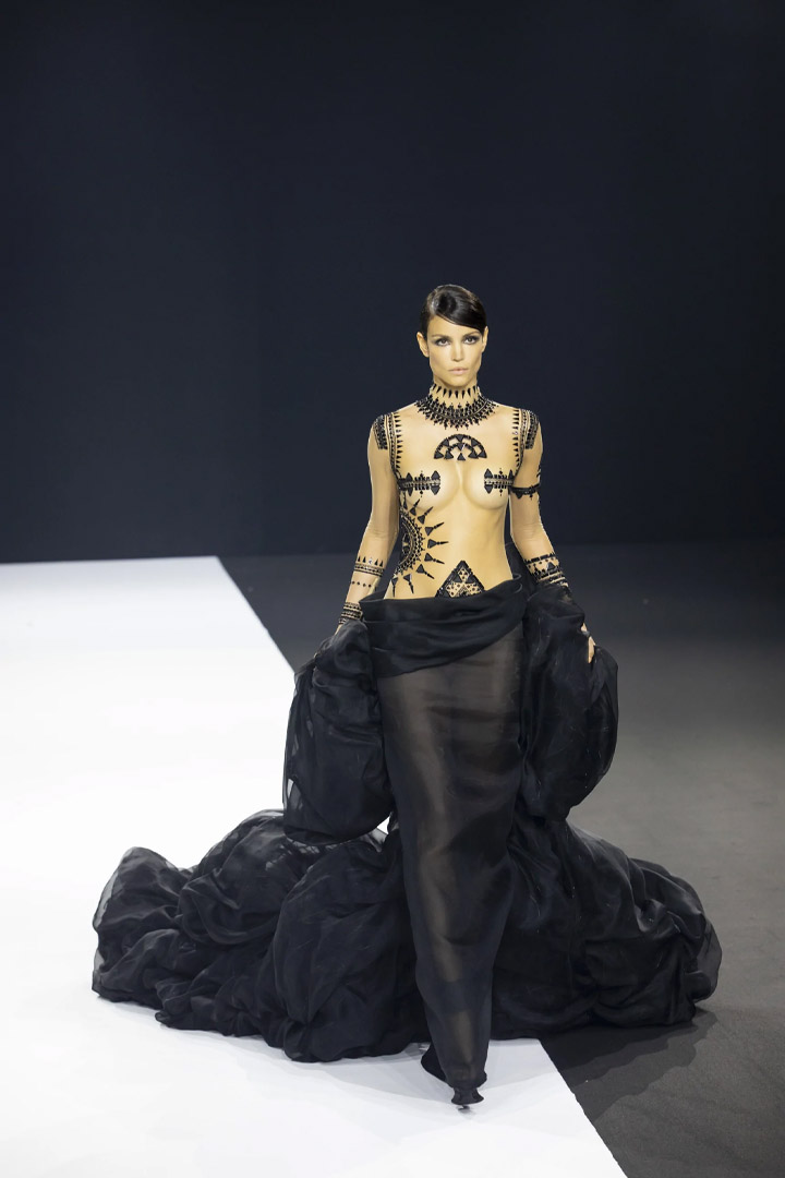 N°30 - LONG BUSTLE DRESS IN BLACK GAUZE WITH A TATTOO EMBROIDERY FROM  STÉPHANE ROLLAND HAUTE COUTURE COLLECTION - AUTUMN-WINTER 2022-2023 HAUTE COUTURE WEEK