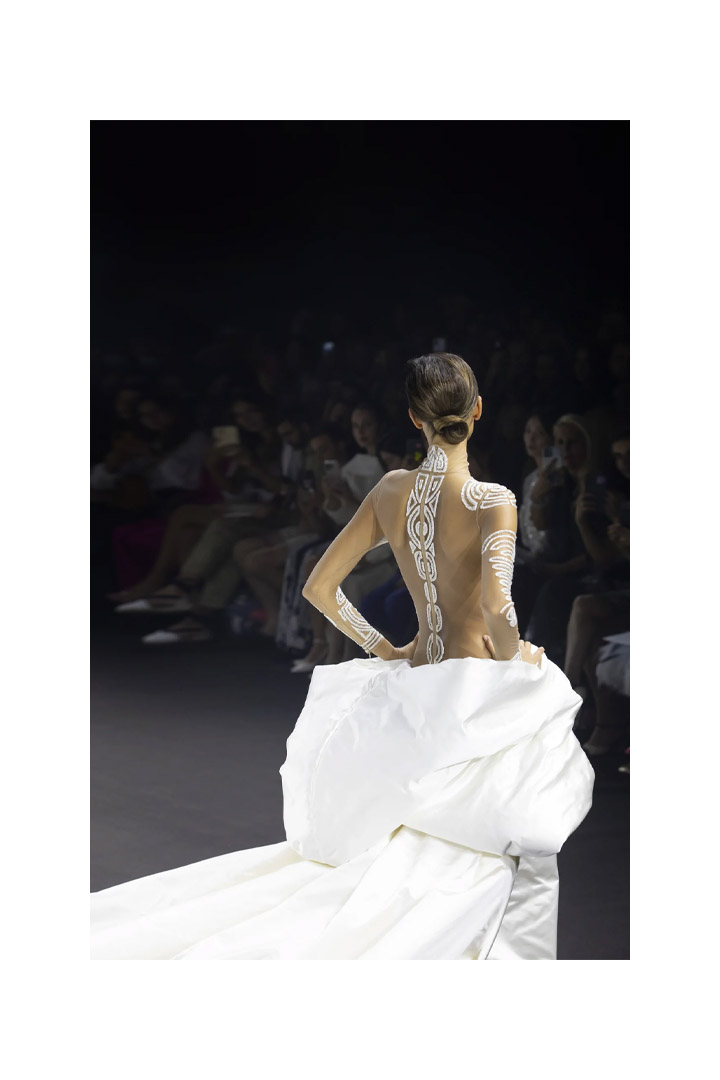 N°31 - LONG BOMBERS-DRESS IN PADDED WHITE SATIN DUCHESS WITH A TATTOO EMBROIDERY IN CRYSTAL FROM STÉPHANE ROLLAND HAUTE COUTURE COLLECTION - AUTUMN-WINTER 2022-2023 HAUTE COUTURE WEEK