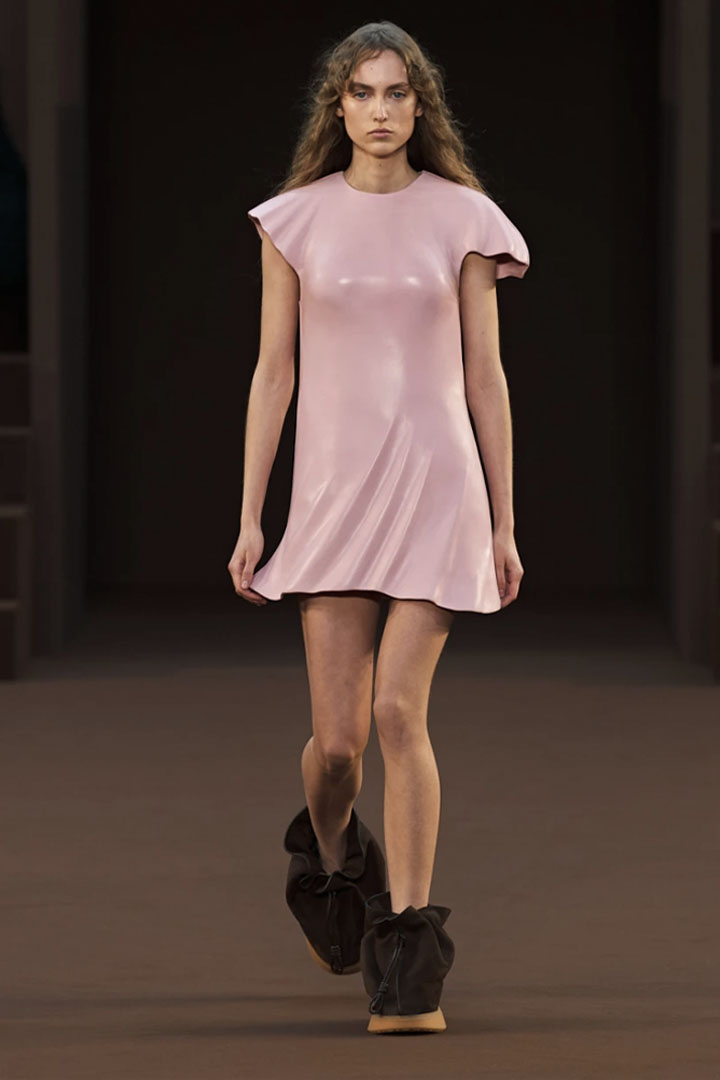 002 FALL-WINTER 2022/2023 LOEWE PARIS FASHION WEEK READY-TO-WEAR WOMEN'S COLLECTION