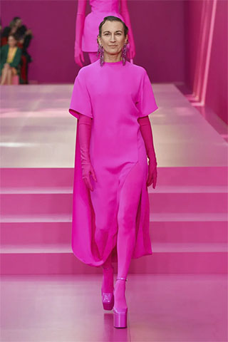 030 - VALENTINO FALL-WINTER 2022/2023 PARIS FASHION WEEK READY-TO-WEAR WOMEN'S COLLECTION