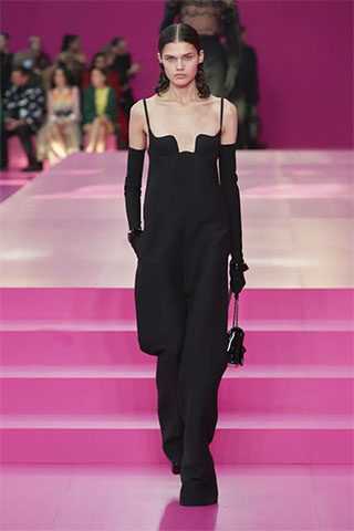 070 - VALENTINO FALL-WINTER 2022/2023 PARIS FASHION WEEK READY-TO-WEAR WOMEN'S COLLECTION
