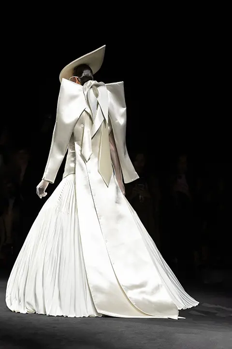 Look N°16 from Robert Wun Autumn/Winter 2025-2026 Couture Collection