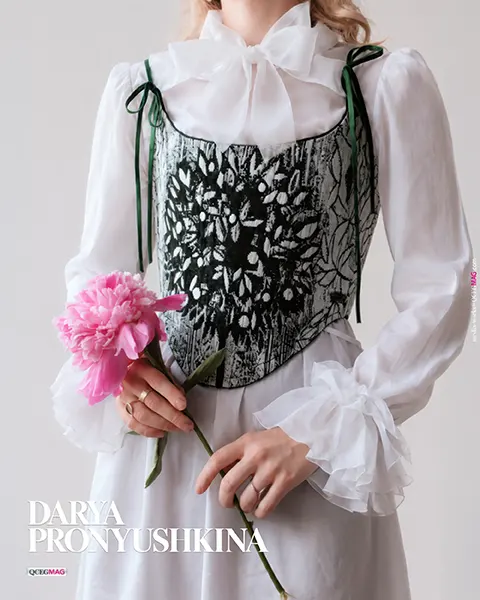 Sculptural jacquard and woven detail from Darí Textil 2026.