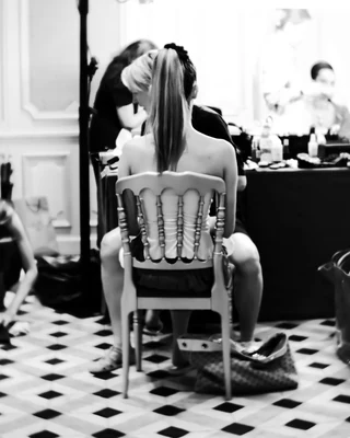Preshow N°16 from the Franck Sorbier Le Parfum des Globe Trotteuses Haute Couture collection