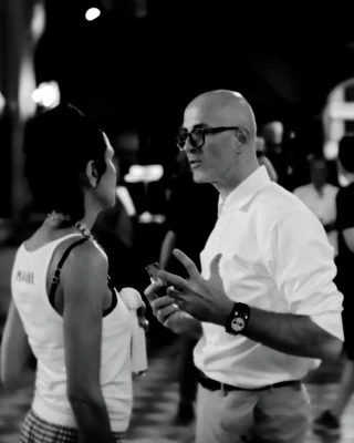 Preshow N°21 from the Franck Sorbier Le Parfum des Globe Trotteuses Haute Couture collection