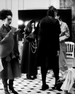 Preshow N°25 from the Franck Sorbier Le Parfum des Globe Trotteuses Haute Couture collection