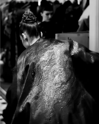 Preshow N°26 from the Franck Sorbier Le Parfum des Globe Trotteuses Haute Couture collection