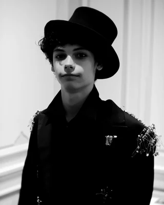 Preshow N°27 from the Franck Sorbier Le Parfum des Globe Trotteuses Haute Couture collection