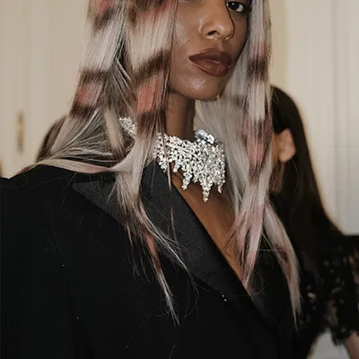 N°21 BACKSTAGE