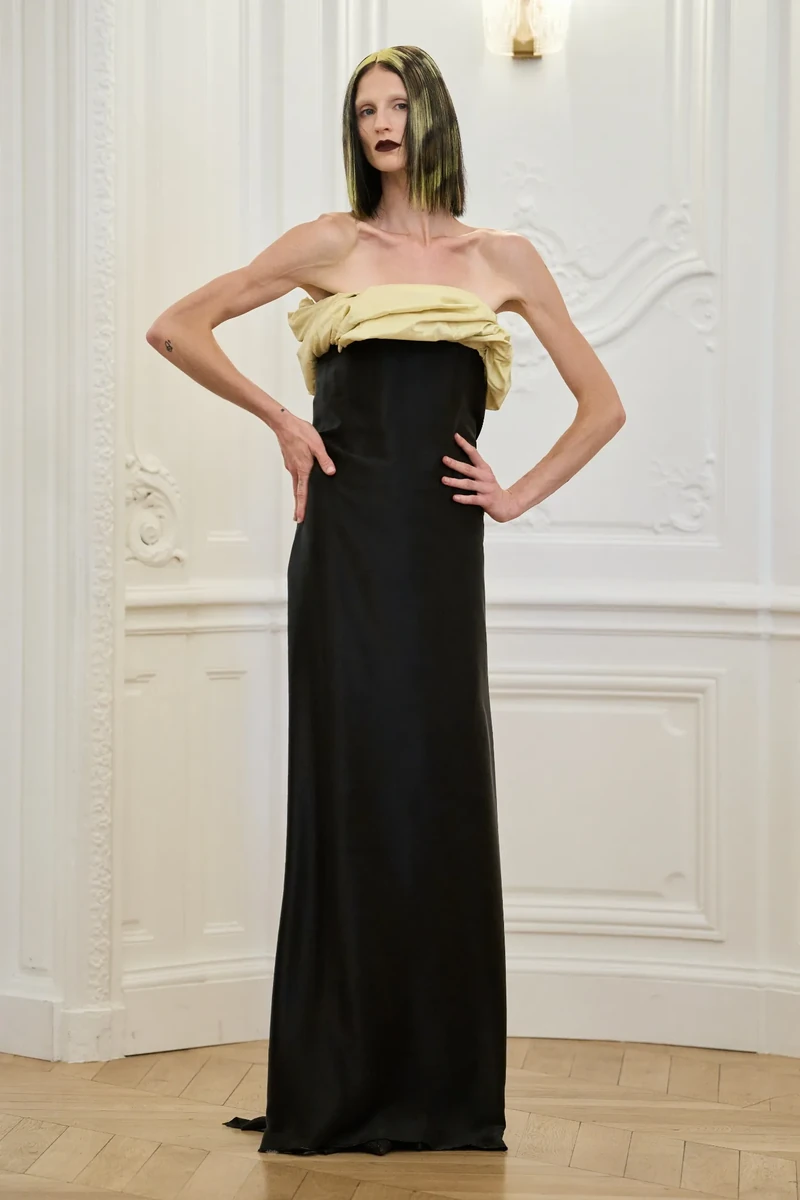 N°11 Peet Dullaert Fall/Winter 2026 Couture runway look