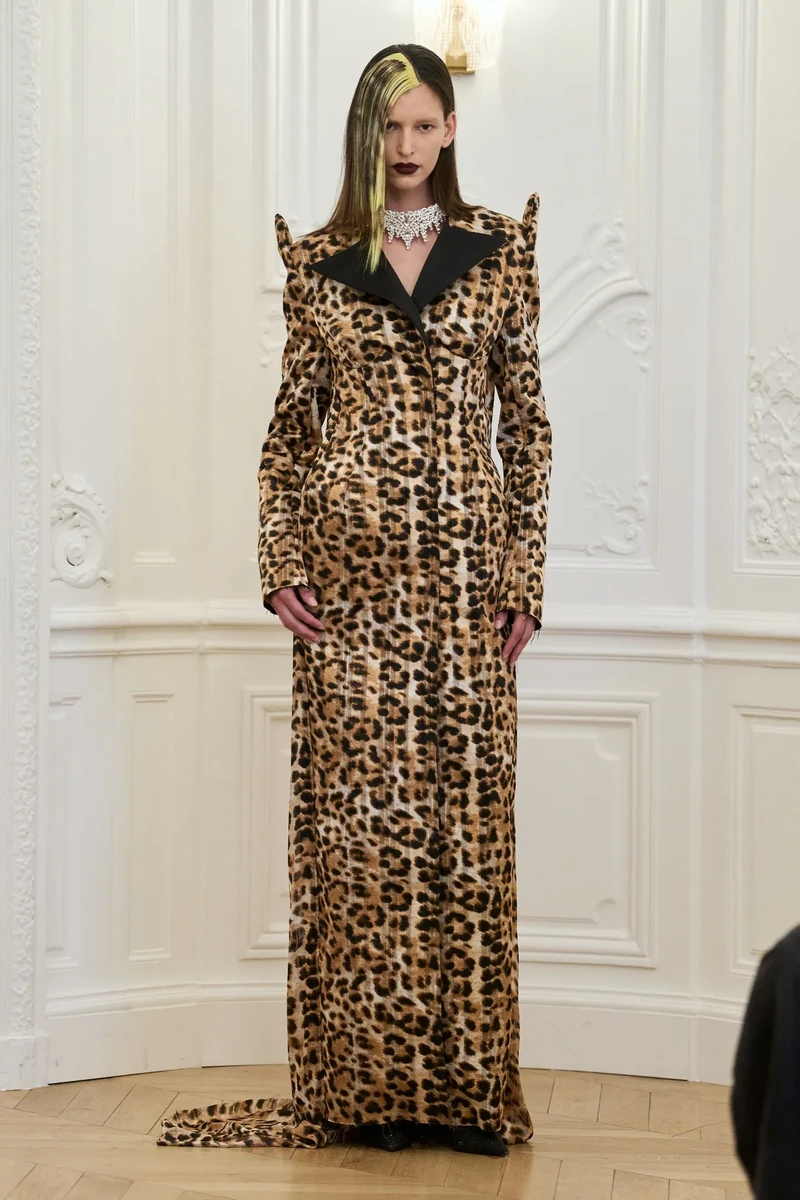 N°16 Peet Dullaert Fall/Winter 2026 Couture runway look