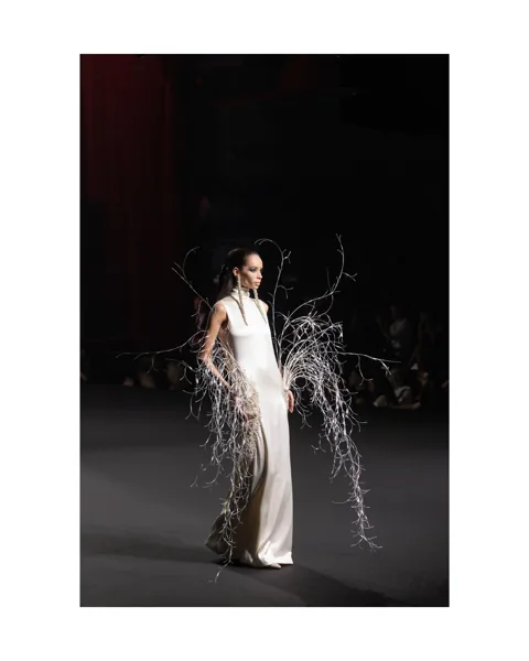 Look N°18 from the STÉPHANE ROLLAND Haute Couture Fall/Winter 2026–2027 collection.
