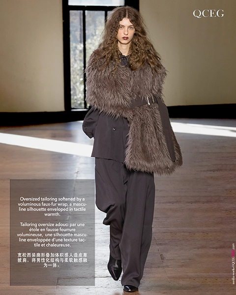 宽松西装廓形叠加体积感人造皮草披肩，将男性化结构与柔软触感融为一体。