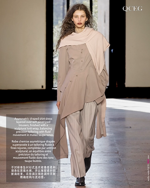 结构感衬衫式连衣裙呈现不对称垂坠设计，叠搭细条纹长裤，并搭配轻盈针织披肩。