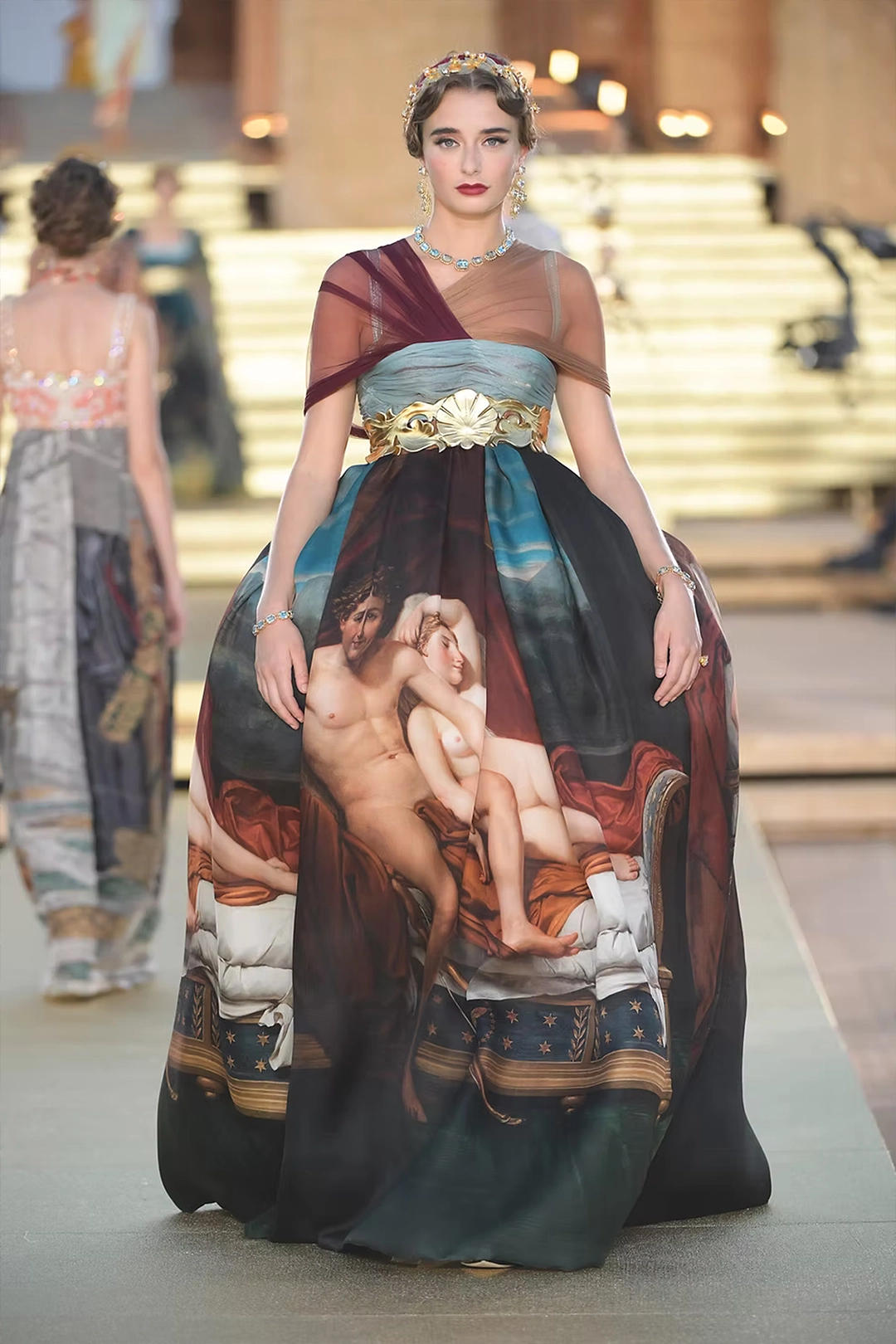 A DOLCE & GABBANA MODEL AT THE RUNWAY