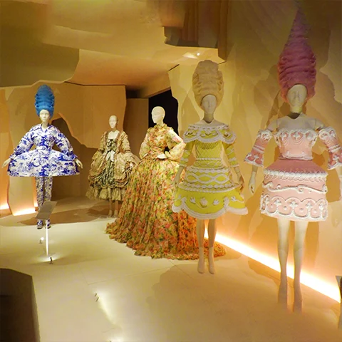 N°4 MARIE ANTOINETTE STYLE EXHIBITION