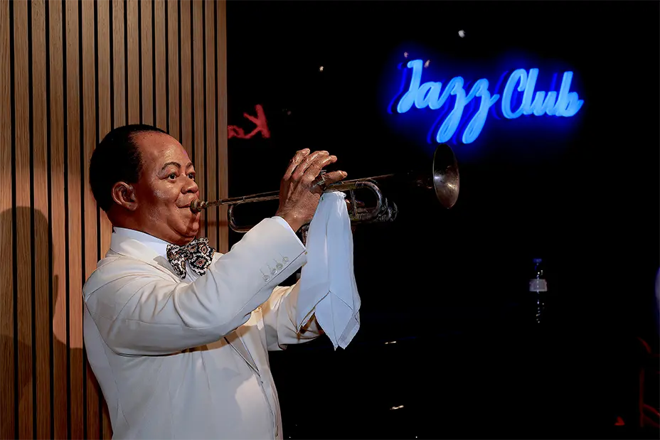 WAX FIGURE - MUSÉE GRÉVIN