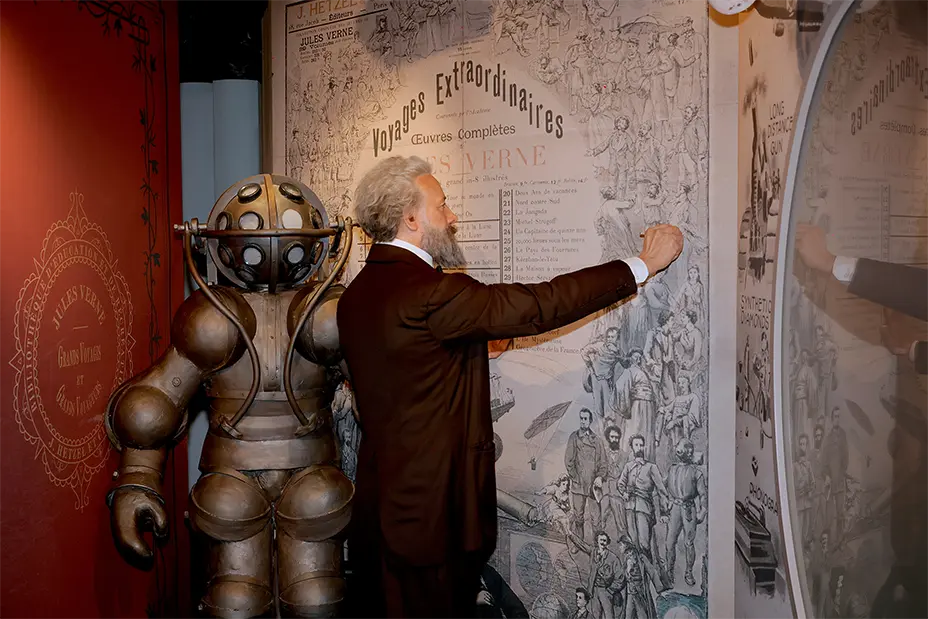 WAX FIGURE - MUSÉE GRÉVIN