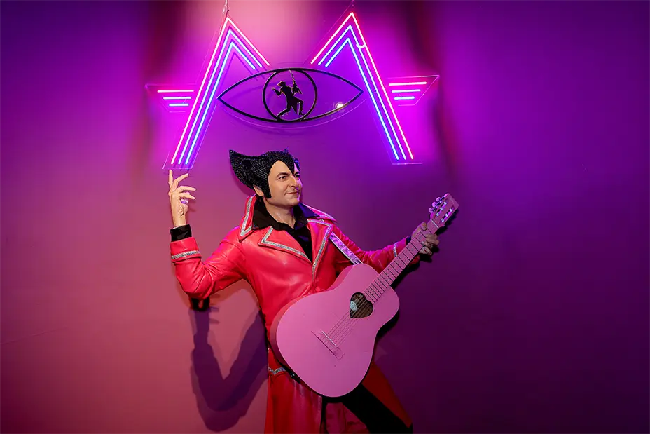 WAX FIGURE - MUSÉE GRÉVIN