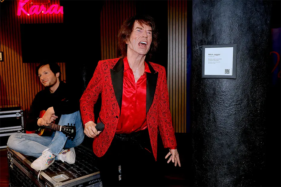 WAX FIGURE - MUSÉE GRÉVIN