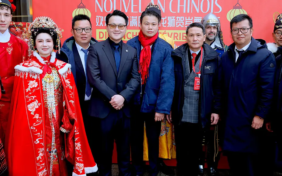 No. 1 – 当火马年庆典席卷香榭丽舍大街