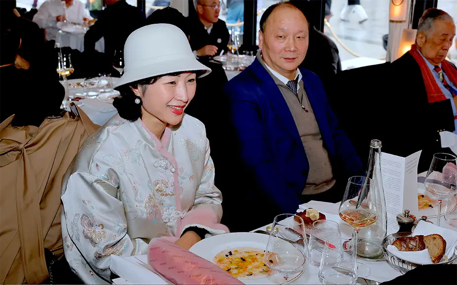 No. 1 – 当火马年庆典席卷香榭丽舍大街