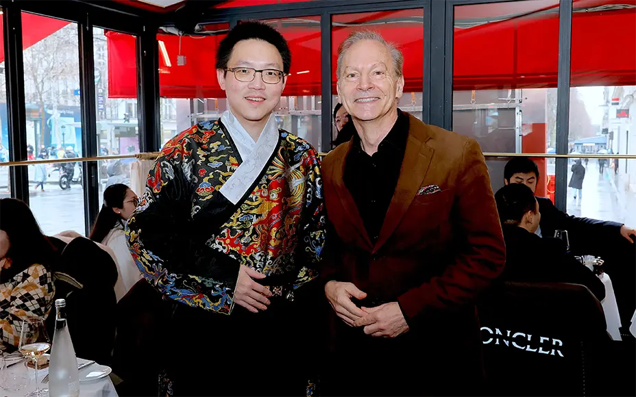 No. 6 – 当火马年庆典席卷香榭丽舍大街