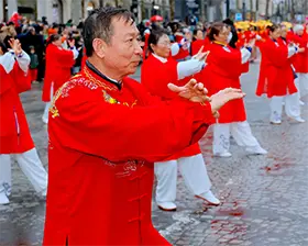 No. 8 — 当火马年庆典席卷香榭丽舍大街