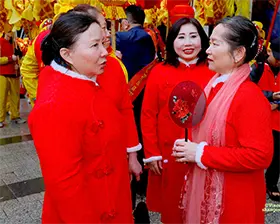 No. 11 — 当火马年庆典席卷香榭丽舍大街