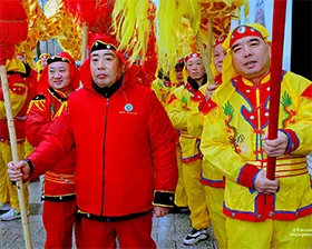 No. 12 — 当火马年庆典席卷香榭丽舍大街